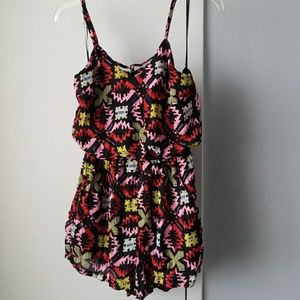 Spaghetti strap play suit w colorful design